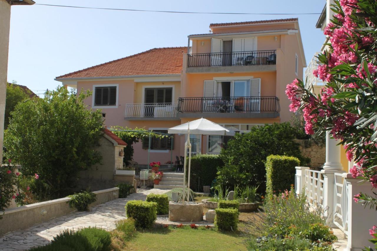 Triple 8223e Guest house