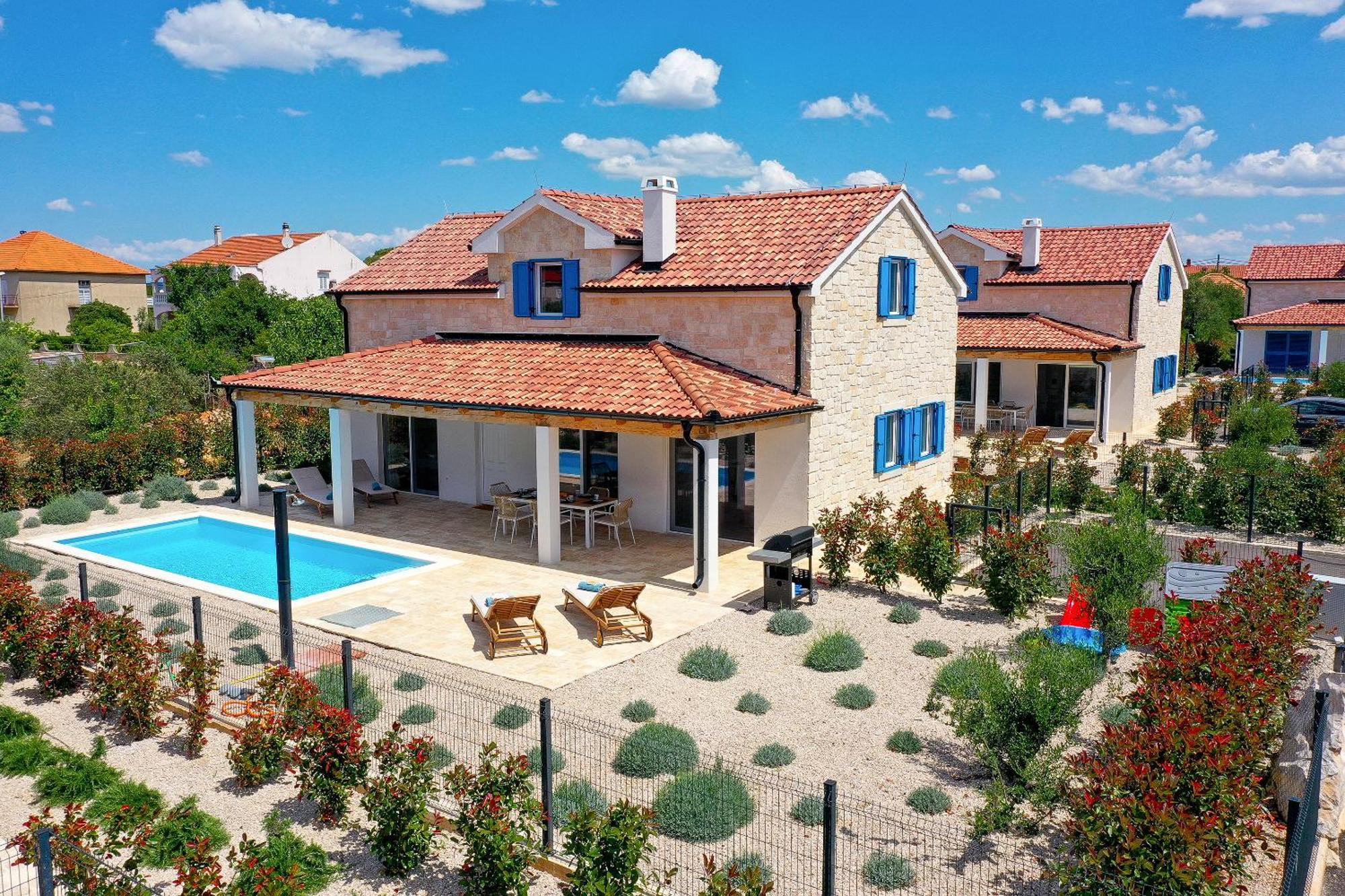 Papa's Court Iii With Pool *