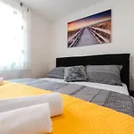 Kailani Luxury Central 3 Bedroom, 3 Bathroom Apartment With A Sunny Balcony