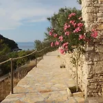 Stone House Mia