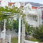 Apartments And Room Katja