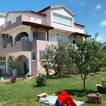 Delightful Apartment In Radovin With Garden