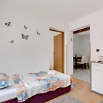 Snug Holiday Home In Jasenice Rovanjska Near Sea