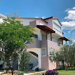 Delightful Apartment In Radovin With Garden