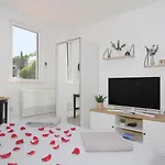 Kenova Studio Apartment