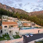 Villa Falcon Rook