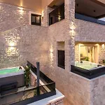Teona Luxury Studio Apartment With Jacuzzi And Terrace Sea View