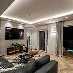 Gorgeous Ground Floor W/ Minipool & Patio