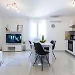 Petra Modern Apartment With Free Parking And Bbq