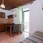 One-Bedroom Apartment In Kukljica I