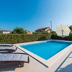 Villa Petra S Bazenom, Rostiljem I Parkingom