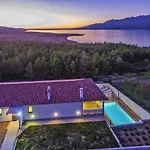 Holiday Villa In Rovanjska With Pool, Near Zadar