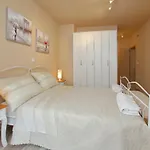 Few Steps From The Center - New And Modern Apartment For 4 Persons