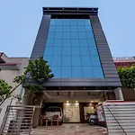 Oyo 18542 Petals Inn