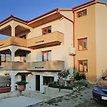 Apartment In Jasenice-Rovanjska, Comfortable And Close To The Beach