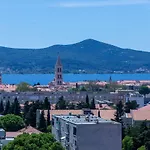 Jadran Apartment With Balcony And Parking Garage