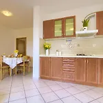 Charming And Bright Apt,Walking Distance To Beach