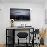 Sapphire Studio Apartment With Free Private Parking