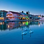 Beachfront Apartment Mira - Happy Rentals