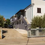 Petra Modern Apartment With Free Parking And Bbq