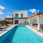 Villa Olea With Heated Pool And Jacuzzi