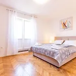 Bobo Central 2Br Apartment