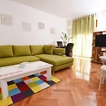 Close To The Centre, 2-Bedroom Apartment Zara Verde