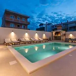 Apartment Pavla With Pool