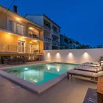 Apartment Jakov With A Pool