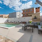 Apartment Jakov With A Pool