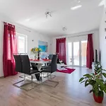 Apartment IV & La
