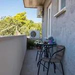 Apartment IV & La