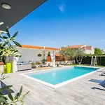 Villa Olea With Heated Pool And Jacuzzi