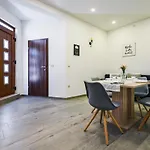 Modern Apartment On The Beach - Mala Lamjana