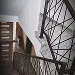 Skrline House Vir