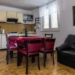 Roomy Apartment In Seline With Garden