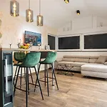 Apartment 88 - Rooftop Jacuzzi & Terrace