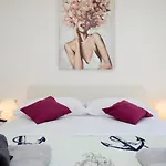 Barbara'S Garden Apartment