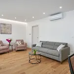 Newly Renovated Apt. Near To Entrance To Old Town