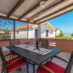 1 Bedroom Awesome Apartment In Nevidane