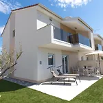 Beachfront Reiterer Villa V3 With Jacuzzi 30 Meters From The Beach - Crowonder Luxury Rent