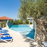 Awesome Home In Cavtat With Wifi