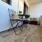 Apartment With Balcony And Free Parking