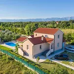 Luxurious Holiday Home In Policnik With Swimming Pool