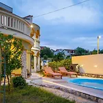 Charming Villa Rea With Heated Pool