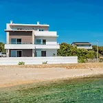 Villa Eni Beachfront Apartment With Pool