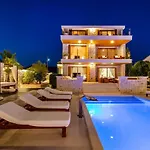 Villa Nena With Heated Pool, Jacuzzi And Sauna