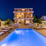 Villa Nena With Heated Pool, Jacuzzi And Sauna