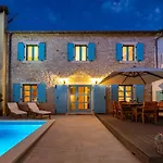 Hidden Gem Holiday Home With Pool