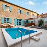 Hidden Gem Holiday Home With Pool